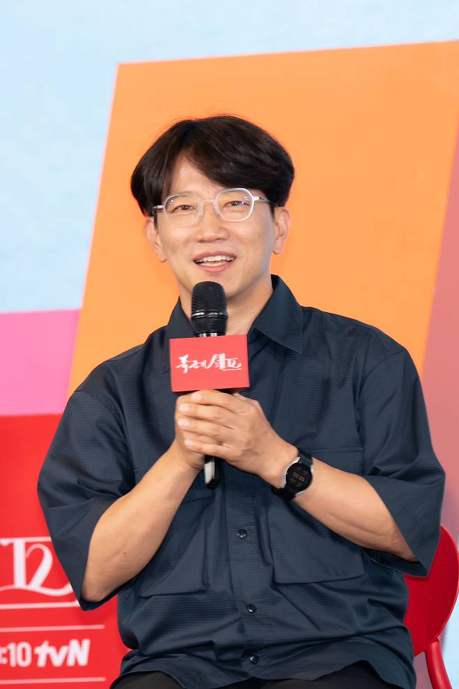 장태유 감독이 19일 오후 서울 신도림 디큐브시티 더 세인트 웨딩홀에서 열린 tvN 새 주말극 ‘폭군의 셰프’ 제작발표회에 참석해 발언하고 있다. 사진 tvN
