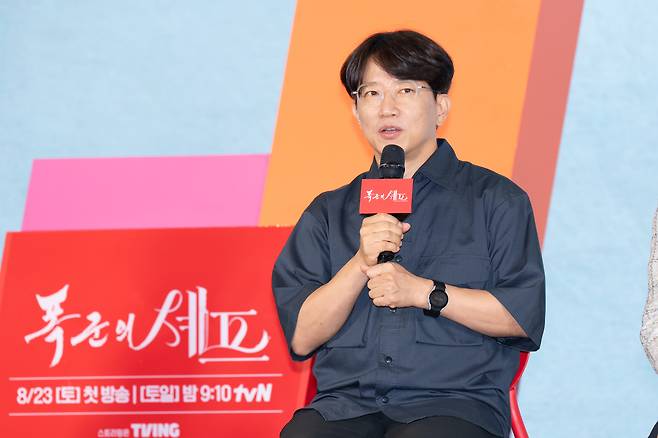 장태유 감독이 19일 오후 서울 신도림 디큐브시티 더 세인트 웨딩홀에서 열린 tvN 새 주말극 ‘폭군의 셰프’ 제작발표회에 참석해 발언하고 있다. 사진 tvN