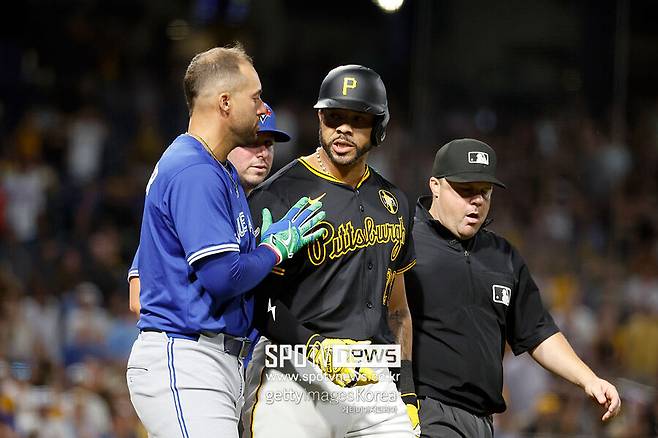 ▲ 조지 스프링어(왼쪽)가 토미 팸을 진정시키고 있다.