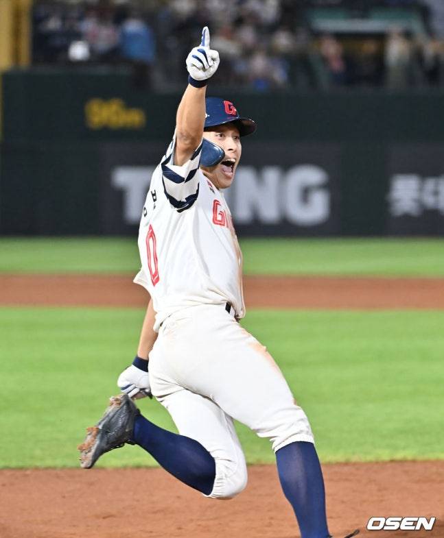 롯데 황성빈이 17일 사직 삼성전에서 9회말 동점 솔로홈런을 터트린 후 환호하고 있다.