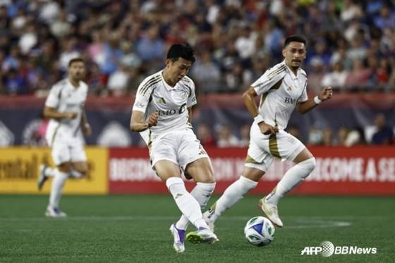 손흥민이 17일 오전 8시30분(한국시간) 미국 매사추세츠주 폭스버러의 질레트 스타디움에서 열린 LAFC와 뉴잉글랜드의 2025 MLS 정규리그에서 패스를 시도하고 있다. /AFPBBNews=뉴스1