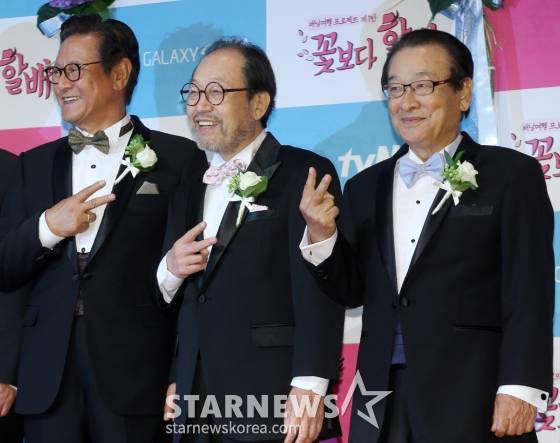 2013년 6월 28일 오후 서울 강남구 논현동 한 웨딩홀에서 tvN 배낭여행 프로젝트 '꽃보다 할배' 기자간담회가 진행되고 있다.  이순재, 신구, 박근형, 백일섭, 이서진이 출연해 '황혼의 배낭여행'을 콘셉트로 한 이야기 '꽃보다 할배'는 7월 5일 첫방송 될 예정이다. /사진=이동훈 기자 photoguy@