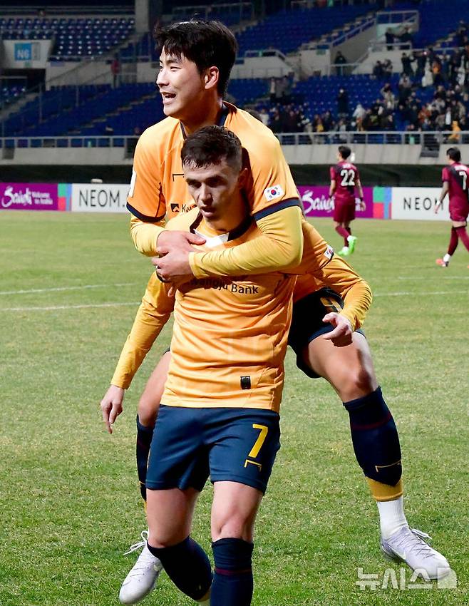 골 세리머니하는 아사니(아래)의 모습. /사진=뉴시스