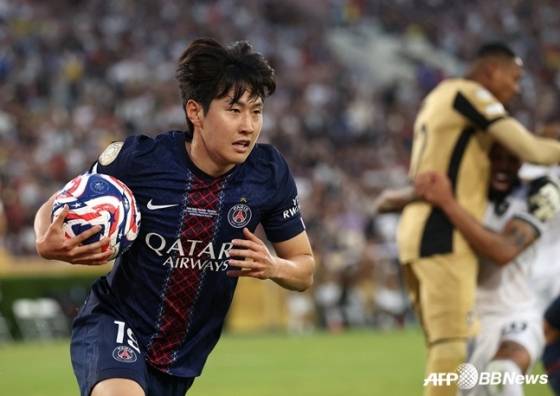 이강인이 지난 6월 20일(한국 시간) 미국 캘리포니아 패서디나의 로즈 볼 스타디움에서 열린 PSG 대 보타포구의 '2025 국제축구연맹(FIFA) 클럽 월드컵' 조별리그 B조 2차전에서 볼을 갖고 코너를 향해 뛰고 있다. /AFPBBNews=뉴스1