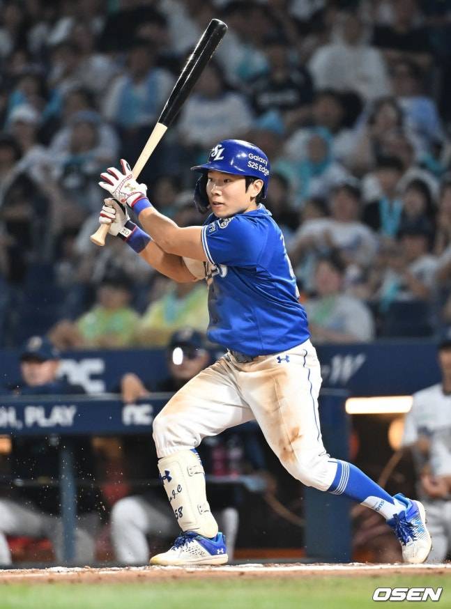 삼성 김지찬이 19일 창원 NC전에서 타격하고 있다.