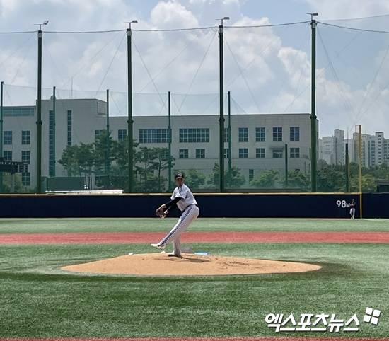 연천 미라클 선성권이 18일 2026 KBO 신인드래프트 트라이아웃 투수 테스트에서 공을 던지고 있다. 엑스포츠뉴스 고양, 김유민 기자
