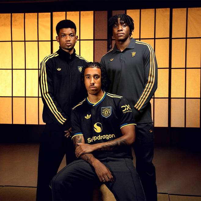 일본 매체 '사커 크리티크 웹'이 19일 맨체스터 유나이티드의 세 번째 유니폼 발표 영상에 일본풍이 가미돼 눈길을 끈다고 보도했다.&nbsp;  맨유는 지난 12일 구단 채널을 통해 디미타르 베르바토프와 현재 맨유 선수단이 참여한 써드킷 홍보 영상을 공개했다. 이 영상에서 맨유의 검은색 써드킷이 공식 발표됐다.&nbsp;맨유