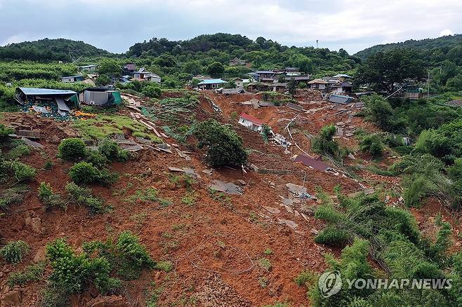 지반이 통째로 꺼진 산청 상능마을 [경남도 제공. 재판매 및 DB 금지]