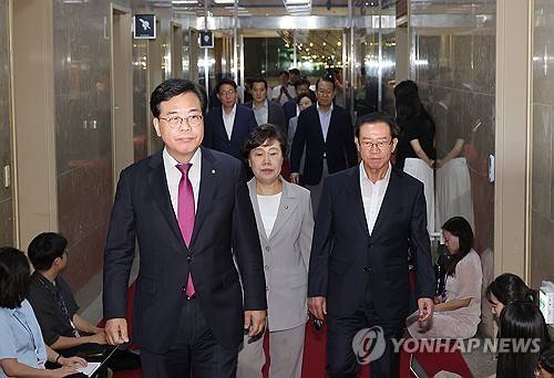 우원식 국회의장 방문하는 국민의힘     (서울=연합뉴스) 류영석 기자 = 국민의힘 송언석 비상대책위원장 겸 원내대표를 비롯한 중진 의원들이 19일 국회에서 우원식 국회의장에게 본회의 개의 일정 조정 등을 요청하기 위해 국회의장실을 방문하고 있다. 2025.8.19
    ondol@yna.co.kr
(끝)