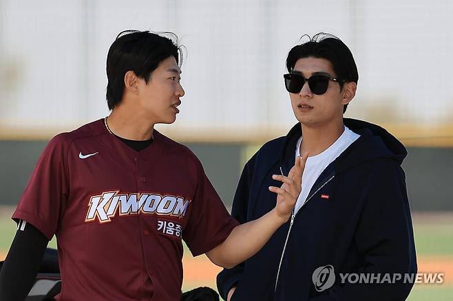 대화하는 송성문-이정후 (메사[미국 애리조나주]=연합뉴스) 신현우 기자 = 미국프로야구 메이저리그(MLB) 샌프란시스코 자이언츠 이정후가 13일(현지시간) 키움 히어로즈 스프링캠프가 열린 미국 애리조나 애슬레틱 그라운즈에 방문해 키움 내야수 송성문과 대화하고 있다. 2025.2.14 nowwego@yna.co.kr
