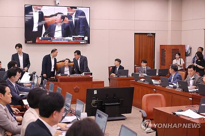 웨스팅하우스와 지재권 합의문 보도, 어수선한 산자위 (서울=연합뉴스) 류영석 기자 = 19일 국회에서 열린 산업통상자원중소벤처기업위원회 전체회의에서 이철규 위원장(가운데), 김원이 여당 간사(왼쪽), 박성민 야당 간사(오른쪽)가 올해 초 한전과 한수원이 미국 웨스팅하우스와 맺은 지식재산권 분쟁 종료 합의문 질의와 관련, 회의 순서를 조정하기 위해 대화하고 있다. 2025.8.19 ondol@yna.co.kr