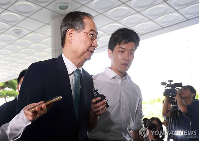 한덕수 전 총리, 피의자 신분으로 내란특검 출석 (서울=연합뉴스) 신현우 기자 = 12·3 비상계엄 사태에 가담·방조한 혐의를 받는 한덕수 전 국무총리가 19일 서울 서초구 서울고검에 마련된 조은석 내란특별검사팀에 출석하고 있다.
    한 전 총리는 지난달 2일 특검에 출석해 조사받은 바 있다. 2025.8.19 nowwego@yna.co.kr