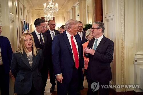 스타머 영국 총리와 이야기하는 트럼프 대통령 [로이터 연합뉴스 자료사진. 재판매 및 DB 금지]