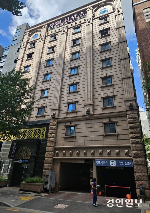 20일 한 시민이 지난해 다수의 사상자가 발생했던 부천호텔화재참사 현장을 둘러보며 길을 걷고 있다. 2025.8.20 부천/김연태기자 kyt@kyeongin.com