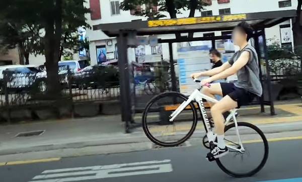최근 청소년들 사이에서 제동 장치가 없는 이른바 ‘픽시 자전거’ 열풍이 사고로 이어지면서 외부 도로 운행을 금지하는 법안이 추진될 전망이다. 사진은 도로에서 질주하는 픽시자전거 묘기 모습. /SNS 동영상 캡처