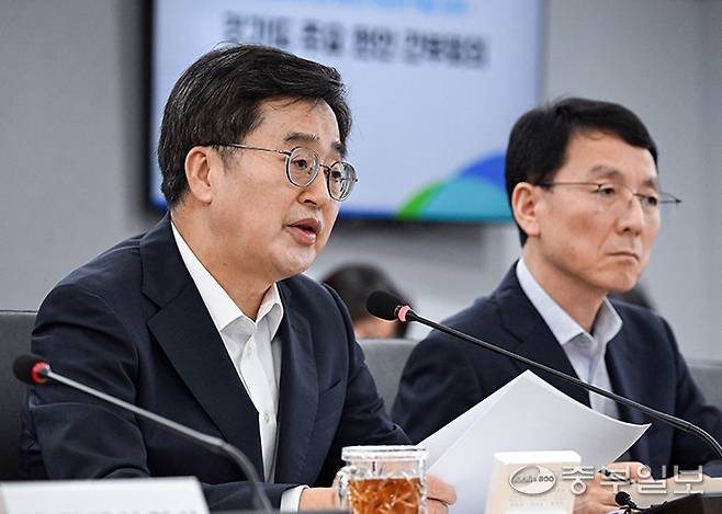 김동연 경기도지사가 19일 오후 수원시 영통구 경기도청 서희홀에서 국정과제 관련 주요현안 간부회의를 열고 모두발언을 하고 있다. 임채운기자