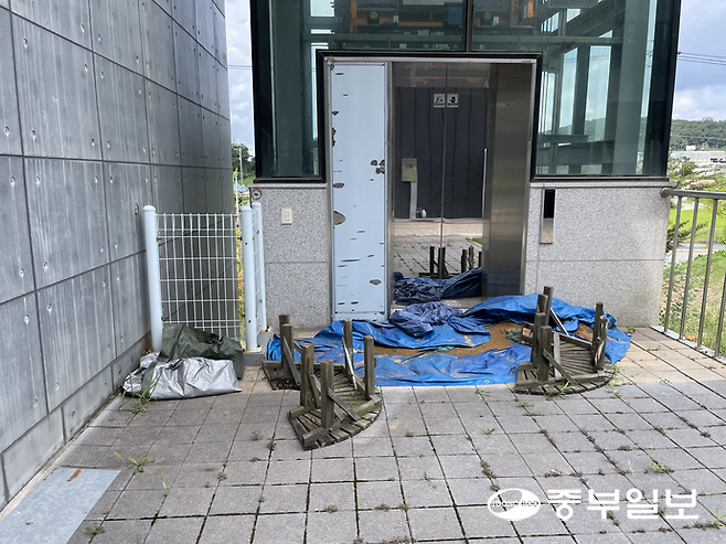 지난 19일 어서오산 휴센터 2층으로 갈 수 있는 엘리베이터가 공사 중 방치된 듯 파란 천막과 의자로 가로막혀 있다. 김이래 기자