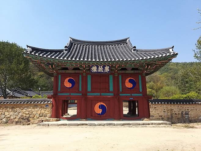 필암사원 입구 문 확연루