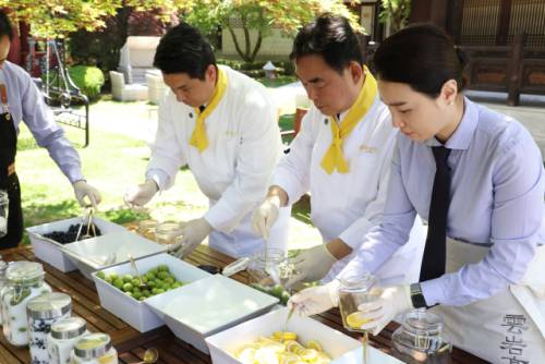 ◇최철규 강원랜드 대표이사 직무대행(사진 가운데)이 지역 식자재로 장아찌와 과일청을 만들고 있다.