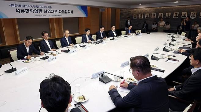 김정관 산업통상자원부 장관이 20일 서울 중구 대한상공회의소에서 열린 석유화학업계 사업재편 자율협약식에서 모두 발언을 하고 있다.