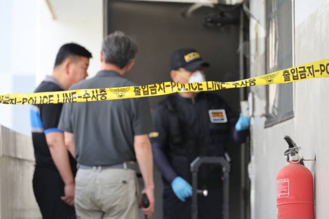 10일 대구 동구 아파트에서 방화가 의심되는 불이 나 일가족 3명이 숨진 가운데 경찰이 현장을 확인하고 있다. 연합뉴스