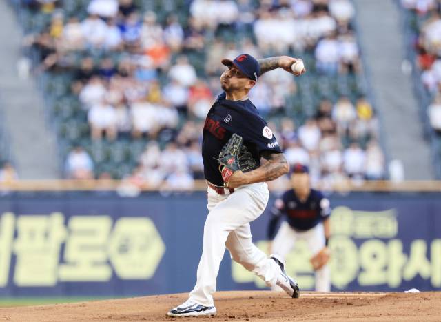 롯데 자이언츠 벨라스케즈가 지난 19일 서울 잠실야구장에서 열린 프로야구 LG 트윈스전에서 공을 던지고 있다. 연합뉴스