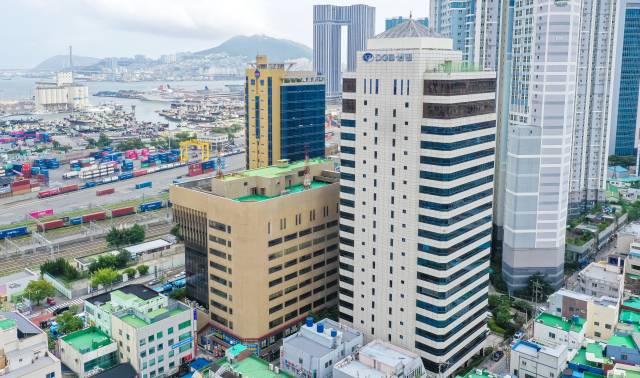국회가 해양수산부 부산 이전을 위한 특별법을 국토교통위원회에서 다루는 것으로 최종 검토하면서 ‘해양수도 부산’의 실질적 실현 방안은 논의가 어렵다는 지적이 나온다. 해수부 임시 청사인 부산 동구 IM빌딩과 일대 전경. 김종진 기자 kjj1761@