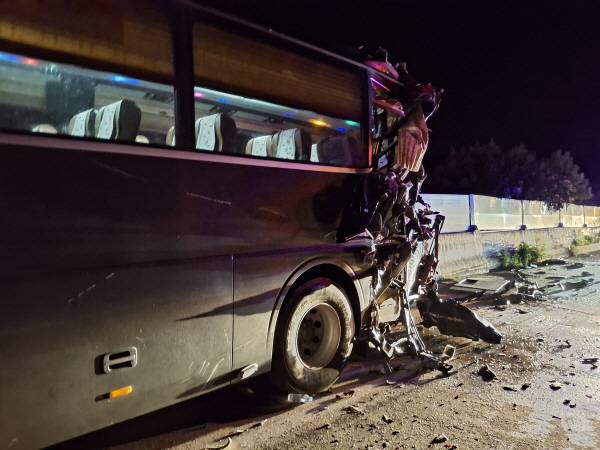 19일 오후 11시 2분께 대구 군위군 효령면 상주영천고속도로 효령터널 인근에서 25t 화물차가 관광버스를 들이받는 사고가 발생했다.대구소방본부