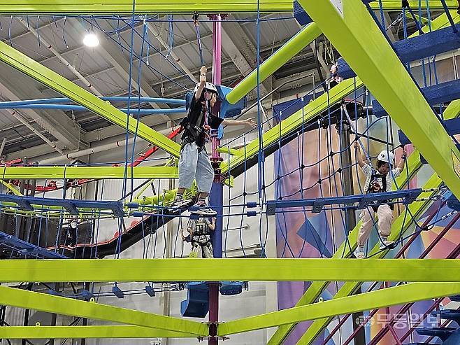 20일 방문한 목포플레이파크에는 '전남 최초 실내형 어드벤처' 놀이기구를 즐기려는 어린이·가족 단위 관광객이 가득했다. 스카이로프코스를 체험하고 있는 어린이 관람객.