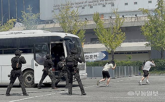 20일 오전 광주 서구 풍암동 광주월드컵경기장. 광주경찰청 경찰특공대원들이 괴한으로부터 납치된 버스에서 인질들을 구출하고 있다.