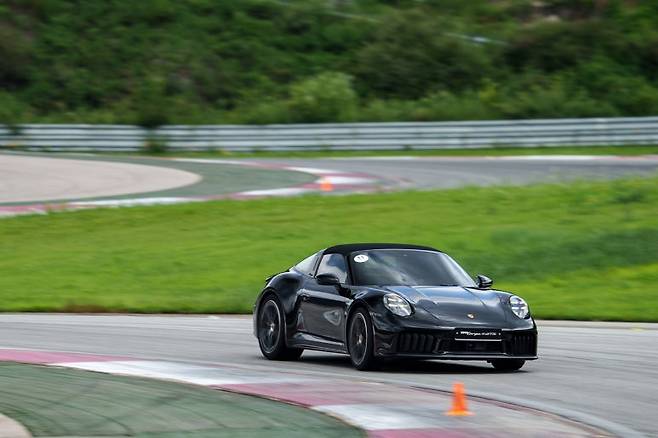 기자는 911 타르가 4 GTS 선택하고 트랙을 달렸다. 트랙을 달리는 순간 스포츠카의 불편함은 없고 편한 주행이 이어졌다. 사진=포르쉐 코리아