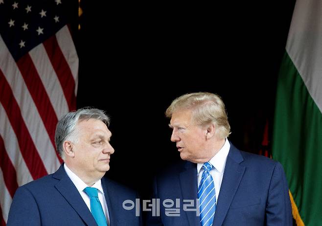 2024년 3월 8일 당시 공화당 대선 후보였던 도널드 트럼프 대통령(오른쪽)과 빅토르 오르반 총리가 미국 플로리다주 팜비치에 위치한 트럼프 대통령의 마러라고 자택에서 회동하고 있다. (사진=AFP)