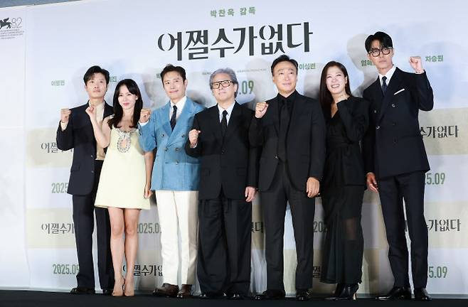 배우 박희순(왼쪽부터)과 손예진, 이병헌, 박찬욱 감독, 이성민, 염혜란, 차승원이 19일 서울 용산구 CGV용산아이파크몰에서 열린 영화 ‘여쩔수가없다’ 제작보고회에 참석해 포즈를 취하고 있다.(사진=뉴스1)