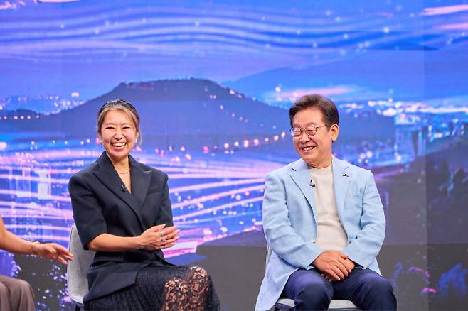이재명 대통령이 20일 오후 5시 녹화방송 형태로 공개하는 아리랑 국제방송 ‘K팝 더 넥스트 챕터(K-Pop:The Next Chapter)’ 프로그램에 출연하고 있다. 이 대통령은 넷플릭스 애니메이션 ‘케이팝 데몬 헌터스’ 매기 강 감독(왼쪽)과 K팝 산업의 미래에 관해 논의했다.(사진=대통령실)