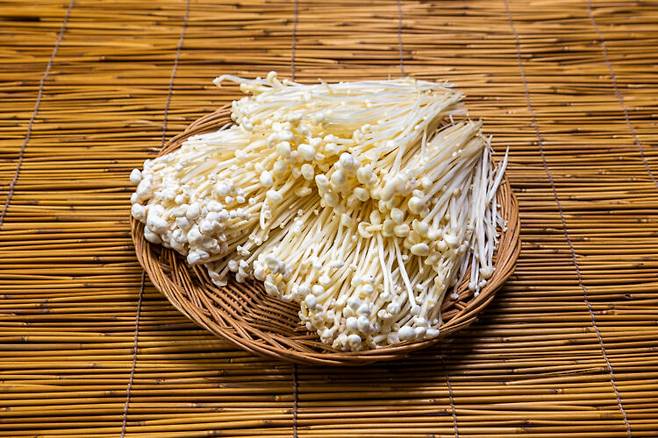 팽이버섯은 중성지방의 흡수를 막고 숙변 배출을 돕는다.[사진=클립아트코리아]