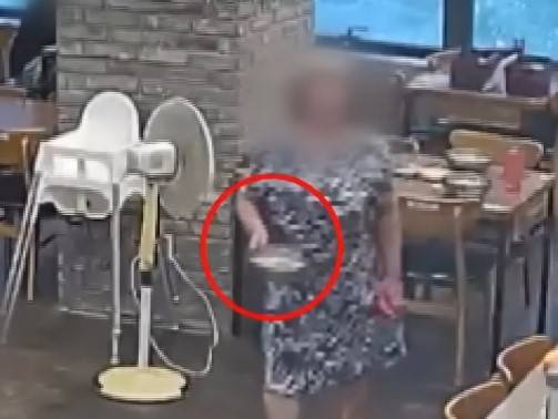 "칼국수도 다 먹지 않았다"며 따지는 장면. (JTBC '사건반장' 갈무리)