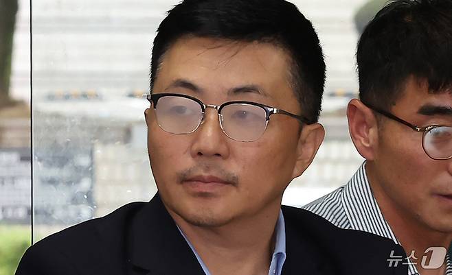 김건희 여사 일가의 집사로 알려진 김예성 씨가 15일 오후 서울 서초구 서웅중앙지법에서 열리는 구속 전 피의자 심문(영장실질심사)에 출석하고 있다. 2025.8.15/뉴스1 ⓒ News1 장수영 기자