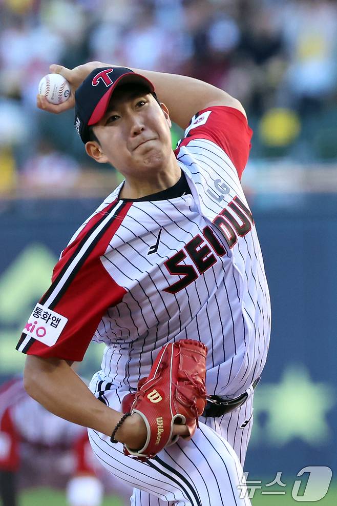 10日の午後、LGスターターの息子Joo -Youngは、2025年のShinhan Sol Bank Kbo League Hanwha EaglesとLG Twinsの試合に苦労しており、Songpa -GuのJamsil Baseball Stadiumで開催されました。 2025.8.10/news1ⓒnews1hwangki -sunレポーター