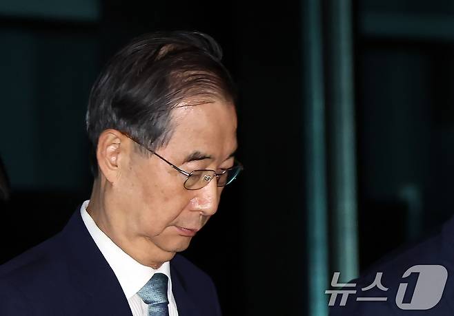 12·3 비상계엄 사태에 가담·방조한 혐의로 내란 특검 피의자 조사를 받은 한덕수 전 국무총리가 20일 새벽 서울 서초동 서울고등검찰청에 마련된 내란특별검사팀 사무실을 나와 귀가하고 있다. 2025.8.20/뉴스1 ⓒ News1 박정호 기자