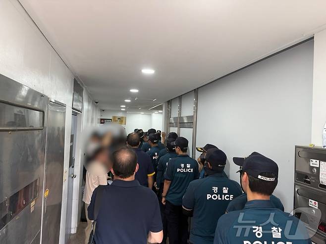 서울경찰청 공공범죄수사대가 20일 서울 용산구에 위치한  '부정선거부패방지대'(부방대) 사무실을 압수수색하고 있는 모습. 2025.08.20/뉴스1 ⓒ News1 김형준 기자