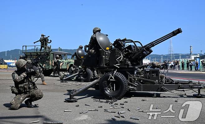 53사단 장병들이 20mm 발칸포를 활용해 군집드론 공격에 대응하고 있다. (육군 제공. 재판매 및 DB 금지) 2025.8.20/뉴스1