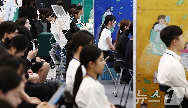 20일 서울 동대문디자인플라자(DDP)에서 열린 2025 금융권 공동채용 박람회가 구직자들이 채용 면접을 보고 있다. 2025.8.20/뉴스1 ⓒ News1 김민지 기자