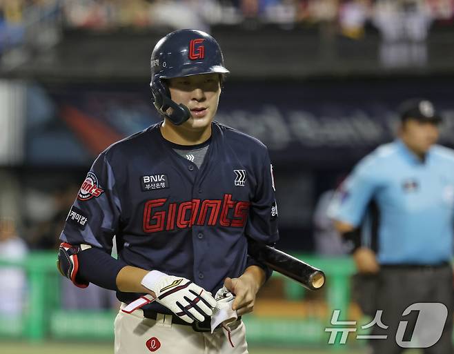 20일 서울 송파구 잠실야구장에서 열린 프로야구 '2025 신한 SOL 뱅크 KBO리그' 롯데 자이언츠 대 LG 트윈스 경기, 8회초 롯데 공격 2사 2루 상황에서 나승엽이 삼진 아웃되자 아쉬워하고 있다. 2025.8.20/뉴스1 ⓒ News1 장수영 기자