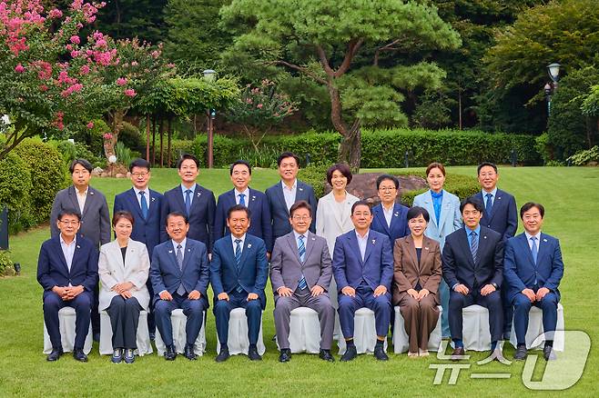 이재명 대통령이 20일 서울 한남동 관저에서 정청래 대표, 김병기 원내대표 등 더불어민주당 신임 지도부와 가진 만찬에서 기념촬영을 하고 있다. (대통령실 제공. 재판매 및 DB 금지) 2025.8.20/뉴스1 ⓒ News1 허경 기자