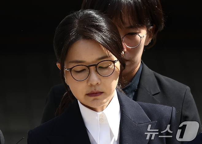 윤석열 전 대통령 부인 김건희 여사가 지난 12일 오후 서울 서초구 서울중앙지법에서 열린 구속 전 피의자 심문(영장실질심사)를 마치고 나오고 있다. 2025.8.12/뉴스1 ⓒ News1 김민지 기자