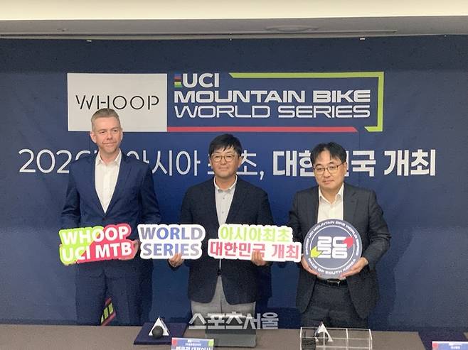 (왼쪽부터)워너브라더스디스커버리 부사장 크리스 볼, 글로벌코리아 백운광 대표, 모나용평 박인준 대표이사가 19일 서울 송파구 올림픽파크텔에서 열린 ‘2026 WHOOP UCI Mountain Bike World Series’ 미디어데이에서 포즈를 취하고 있다. 송파 | 원성윤 기자 socool@sportseoul.com