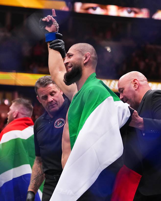 데이나 화이트 UFC 회장(오른쪽)이 챔피언에 등극한 치마예프에게 챔피언 벨트를 허리에 걸어주고 있다. 사진 | UFC