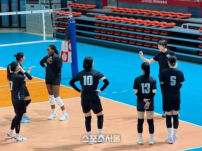 페퍼저축은행 장소연 감독이 18일 페퍼스타디움에서 훈련을 지휘하고 있다. 광주 | 정다워 기자