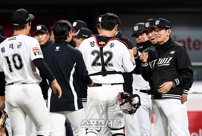 KT 이강철 감독이 9일 수원 KT위즈파크에서 열린 2025 KBO 리그 NC와 경기 승리 후 선수들을 격려하고 있다. 수원 | 최승섭 기자 thunder@sportsseoul.com