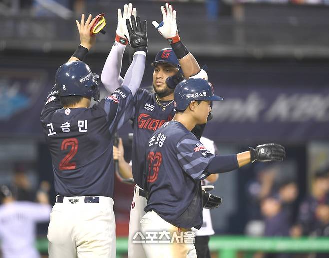 롯데 레이예스가 선행 주자들과 하이파이브를 하고 있다. 잠실 | 최승섭기자 thunder@sportsseoul.com